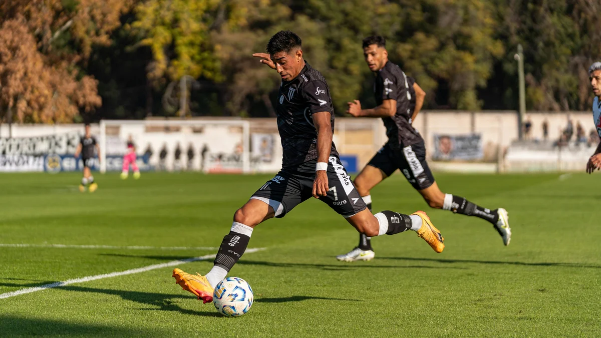 开云体育英超联赛激烈对抗球员拼抢瞬间