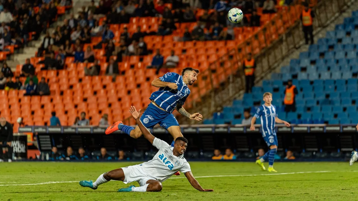 开云体育足球比赛中球员带球突破防守的精彩画面